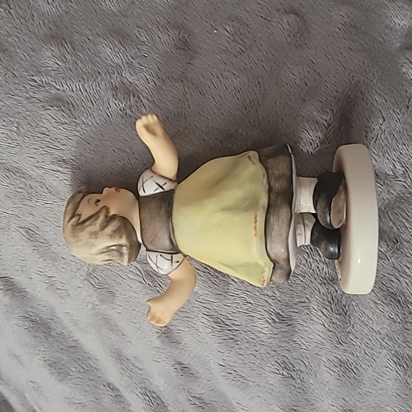 Liesl Spring Waltz Vintage Goebel Hummel 912/B 2006 - Picture 3 of 14